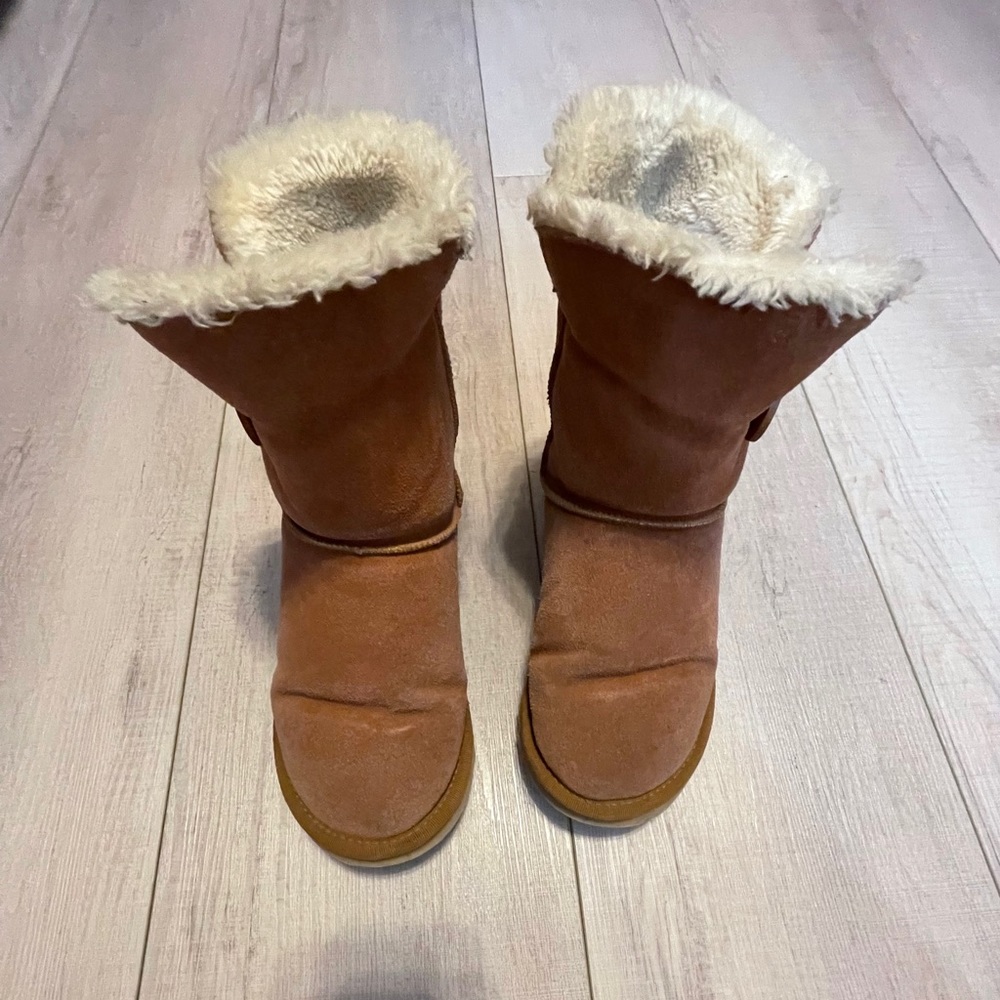 Women’s Ugg Bailey Button wool boots, size 8